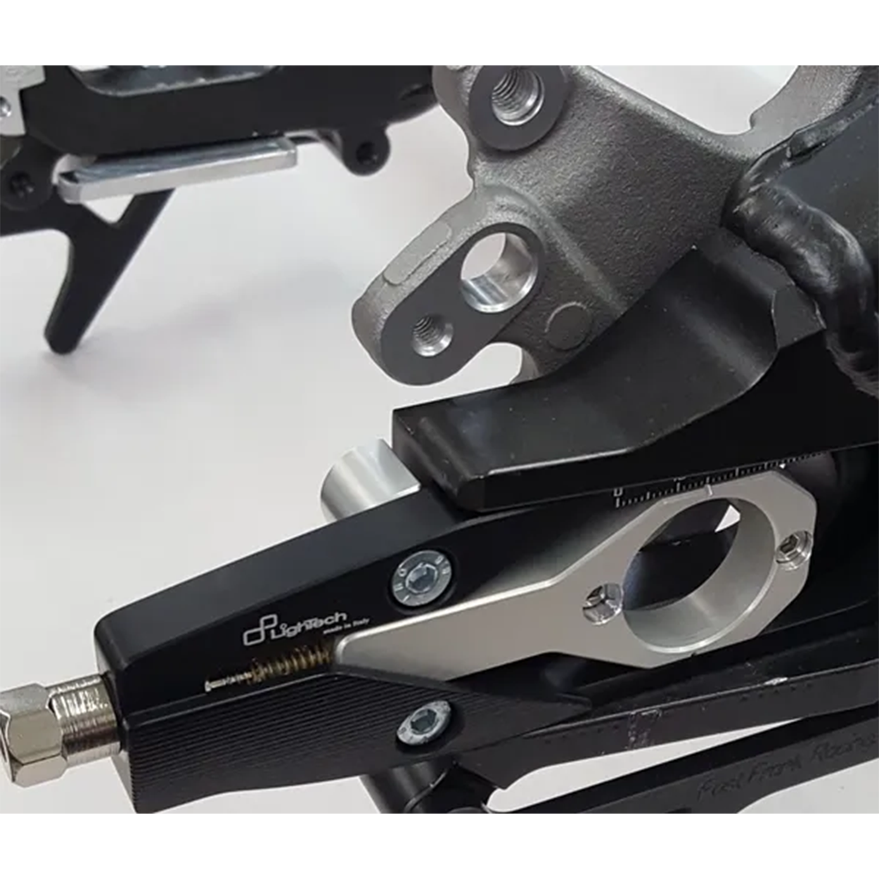 YAMAHA R6 06'+ CALIPER BRACKET KITS