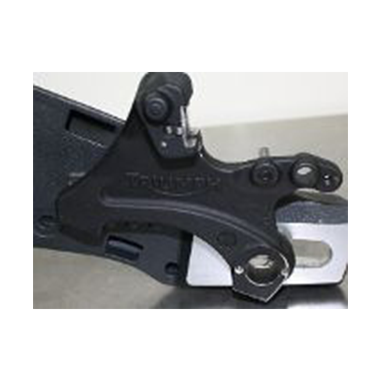 TRIUMPH 675|765 13'+ CAPTIVE CALIPER BRACKET KIT