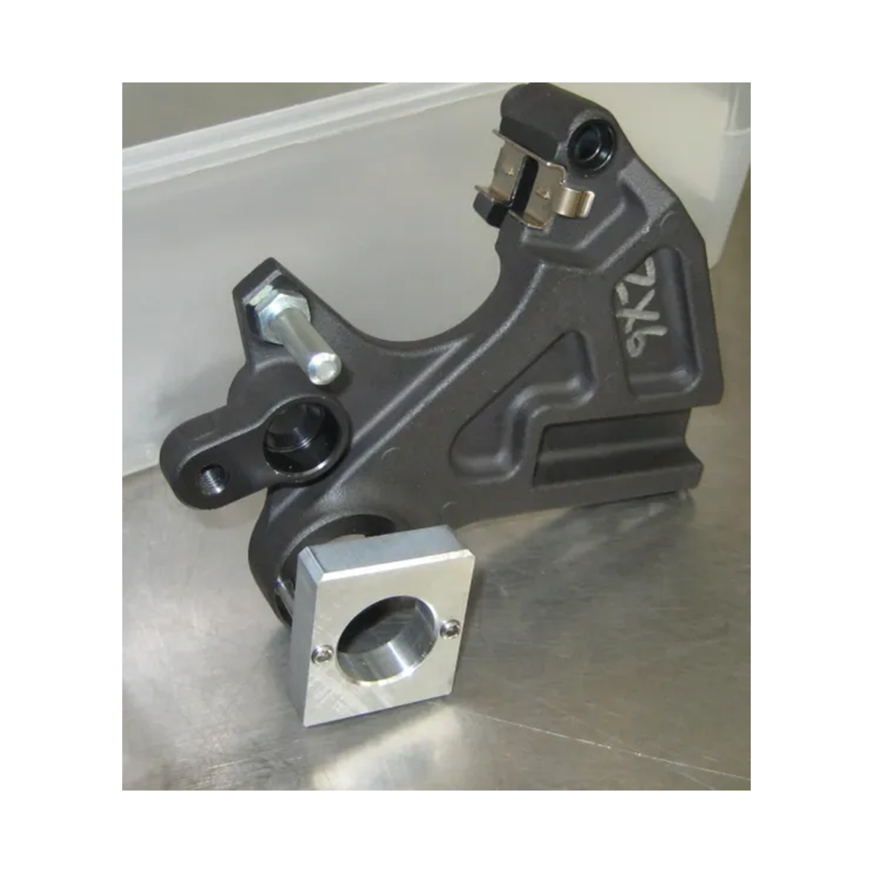 KAWASAKI ZX6 05'+ CAPTIVE CALIPER BRACKET KITS